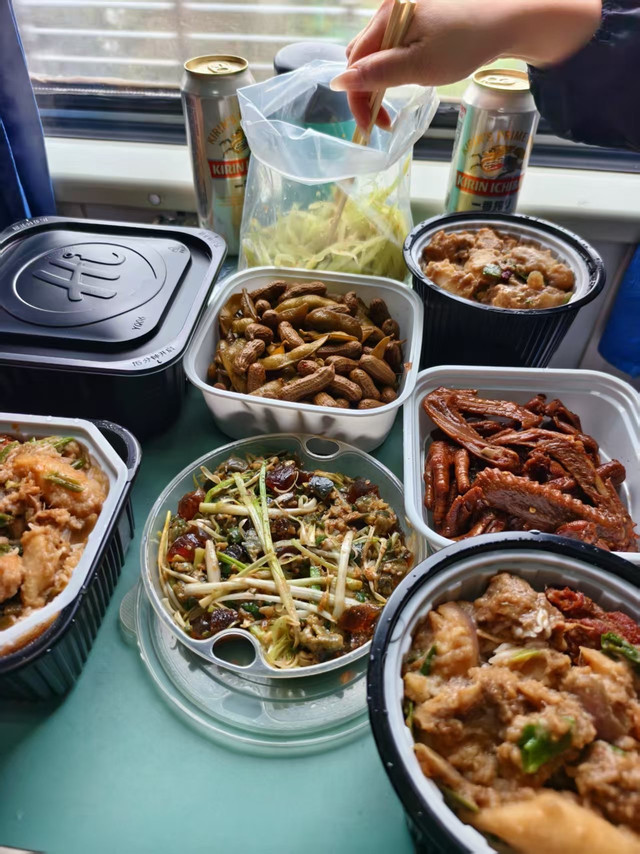 卧铺火车上我摆满这一桌，一车厢的旅客都馋哭了