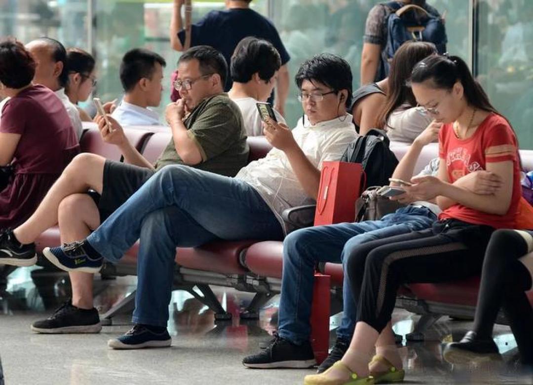 手机如何「驯化」了你的生活?解码现代人的屏幕依赖症