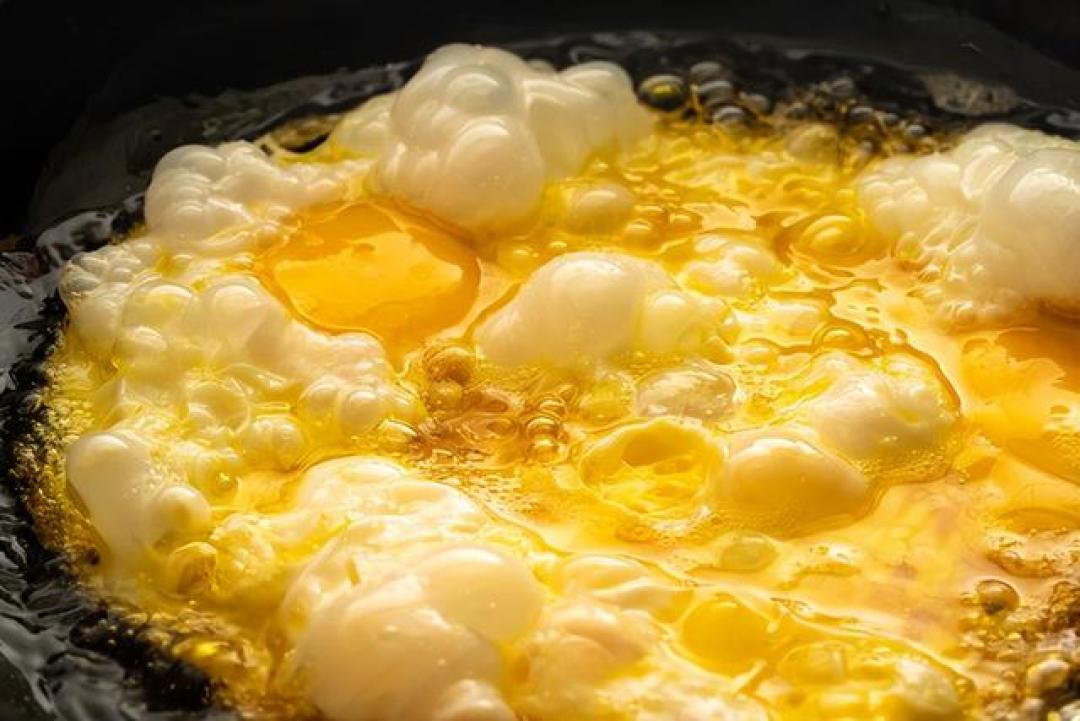 炸蛋竟含全天83%油脂？解密餐桌“吸油陷阱”与破解妙招