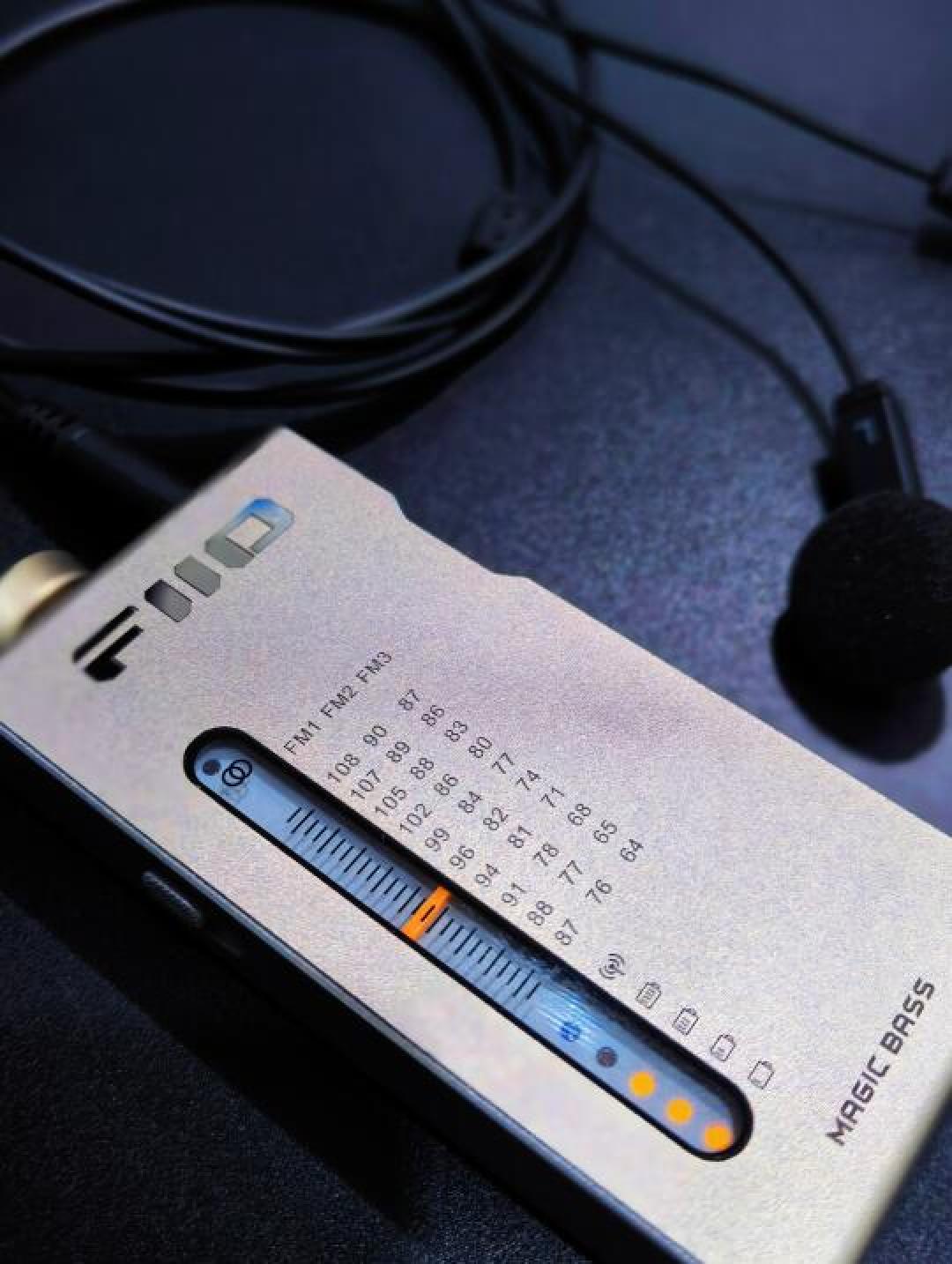 复古收音机焕新体验！飞傲RR11香槟金HiFi音质+耳放模式，年轻人的EDC新宠