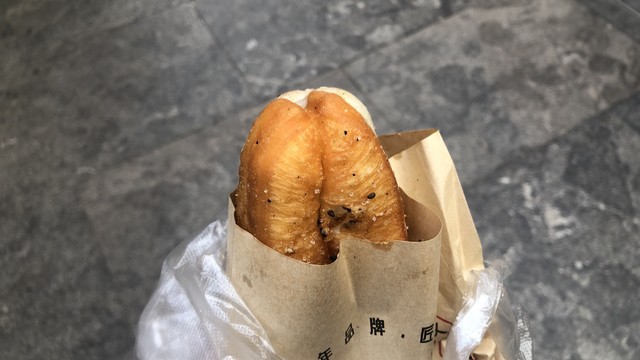 在江汉路步行街上排队20分钟买这个油条包麻糍值得吗？