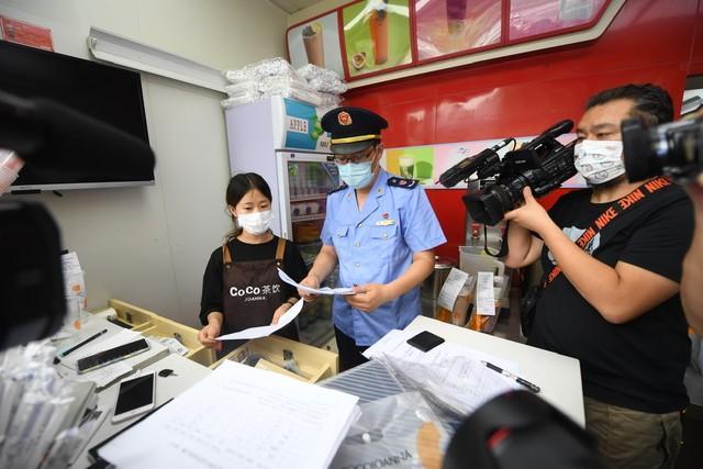 加盟店惊现“剩菜回锅”，杨铭宇黄焖鸡致歉背后暴露哪些食安漏洞？