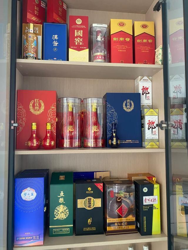 酒友的酒柜看起来很高端，一起来看看到底价值多少呢