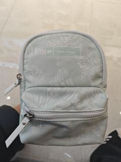 这么小的双肩包能干啥？