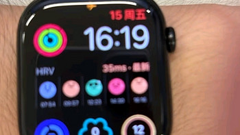 Apple Watch Series 10：亮黑色铝金属表壳与黑色运动型表带