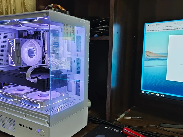 极具性价比的12100f海景房主机。配置单:   运费顺丰到付
【CPU】英特尔 i3-12100f散片  315元
【主板】 华南h610m-k  289元  
【内存】全新金百达银爵3200 8*