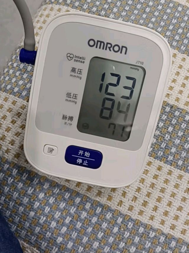 欧姆龙（OMRON）【日本原装进口】医用级高精准电子血压计血压仪