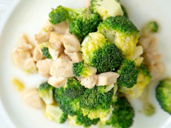 清蒸鸡胸肉西兰花，减脂期的美味选择！