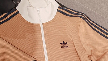 沙漠棕的复古潮流：adidas Originals Tracktop 夹克