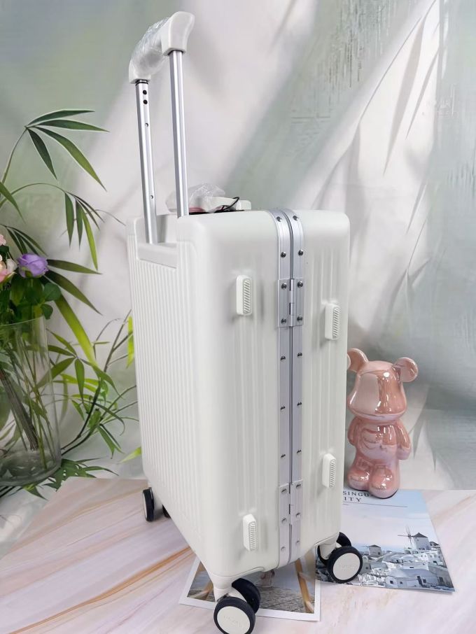 爱华仕铝框拉杆箱旅行必备