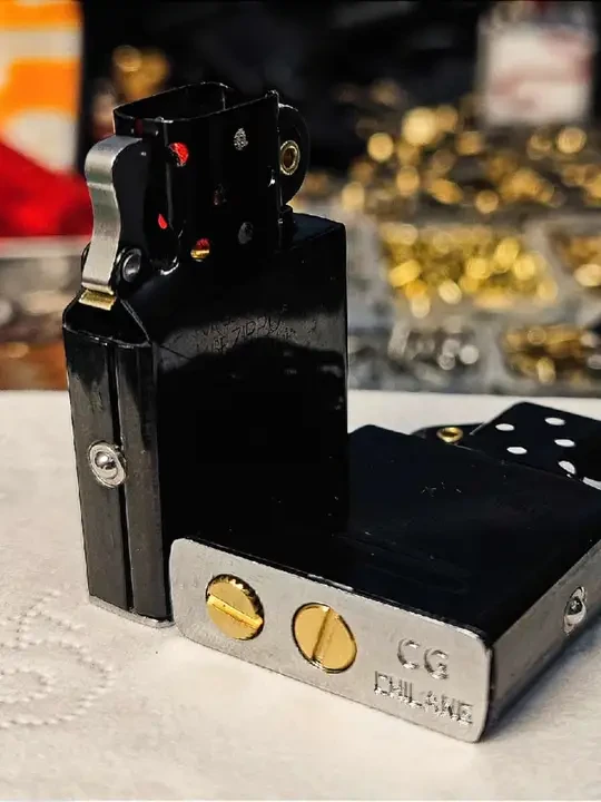 全新爆改镀黑Zippo内胆，大满配版本，加装防上窜弹珠，二代合金垫，已经在批量改装生产了，现货现发
特别标注:合金垫对于性能提升并不大，主要还是美观作用，我本人特别喜欢这个二代合金垫，取消了底部尖角，