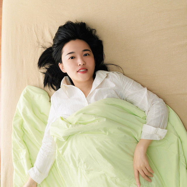 绘睡蚕丝控温小冰被：科技与自然的睡眠守护