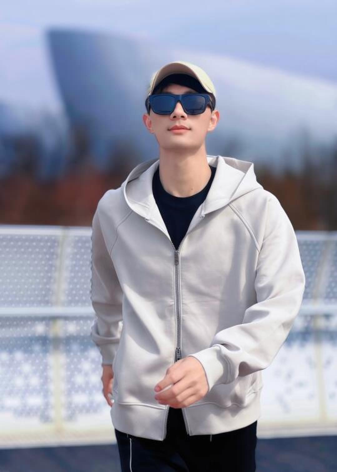解锁春秋型男新装备!半拉链卫衣的万能穿搭公式