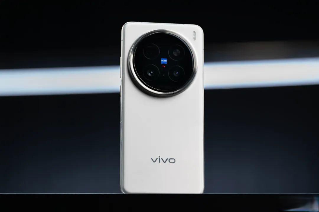 vivo X100 Ultra全面评测：蔡司两亿像素长焦与系统流畅度双突破