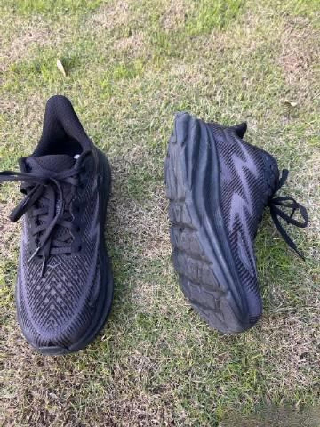 亚瑟士C25与HOKA克里夫顿9终极对决:云朵缓震VS五花肉脚感,长距跑者怎么选?