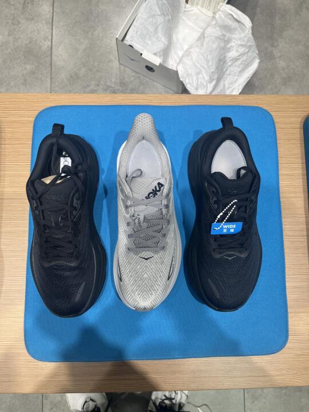 亚瑟士C25与HOKA克里夫顿9终极对决:云朵缓震VS五花肉脚感,长距跑者怎么选?