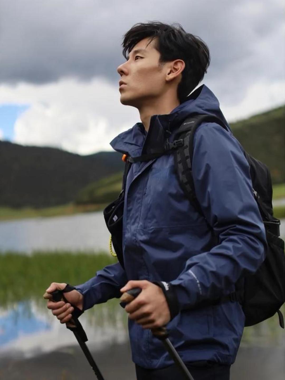 孩子登山穿什么？始祖鸟软壳冲锋衣实测：防风防雨又耐磨，日常穿搭也合适