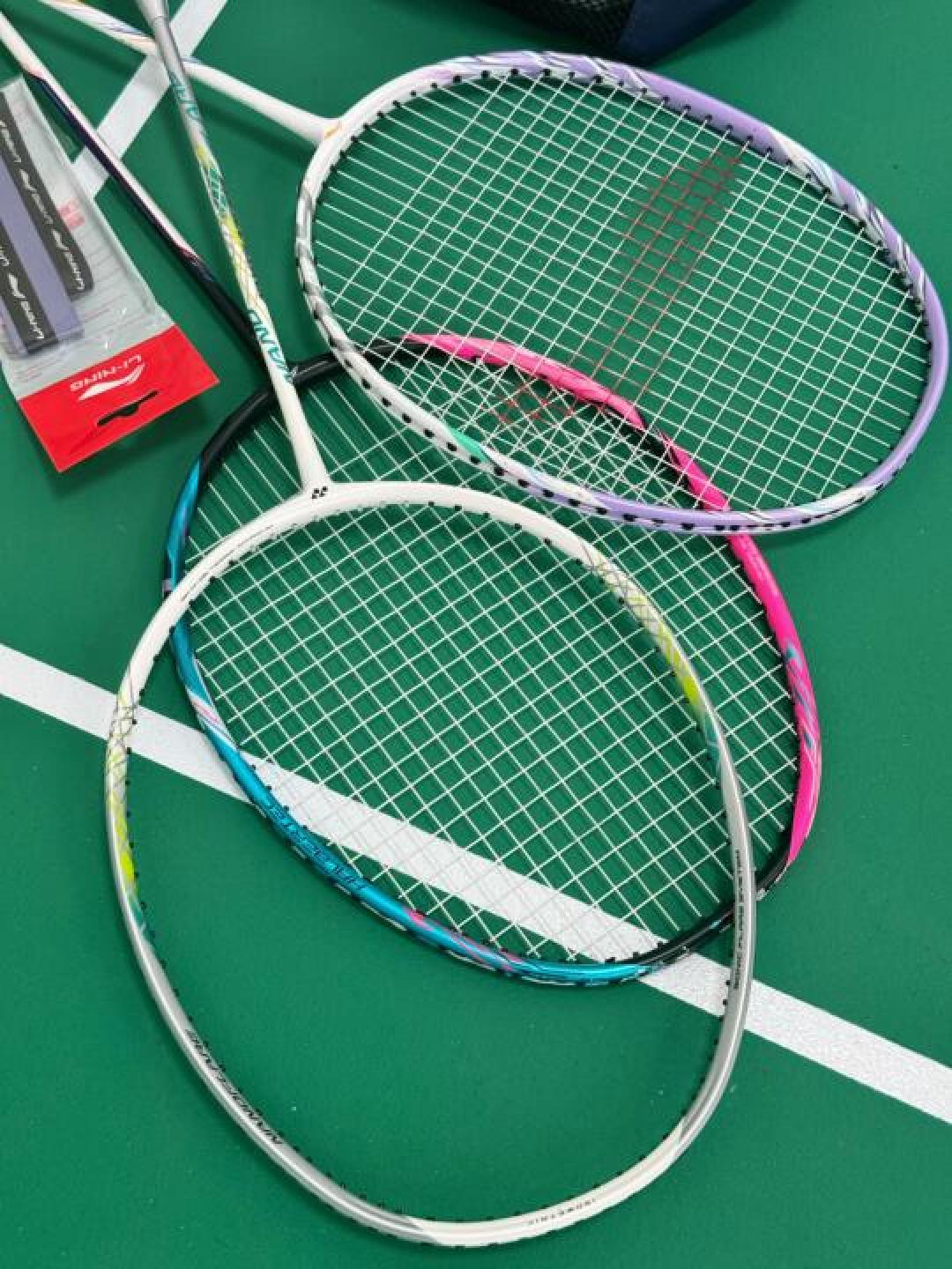 女生球拍闭眼入指南:从百元到千元,颜值性能全解析