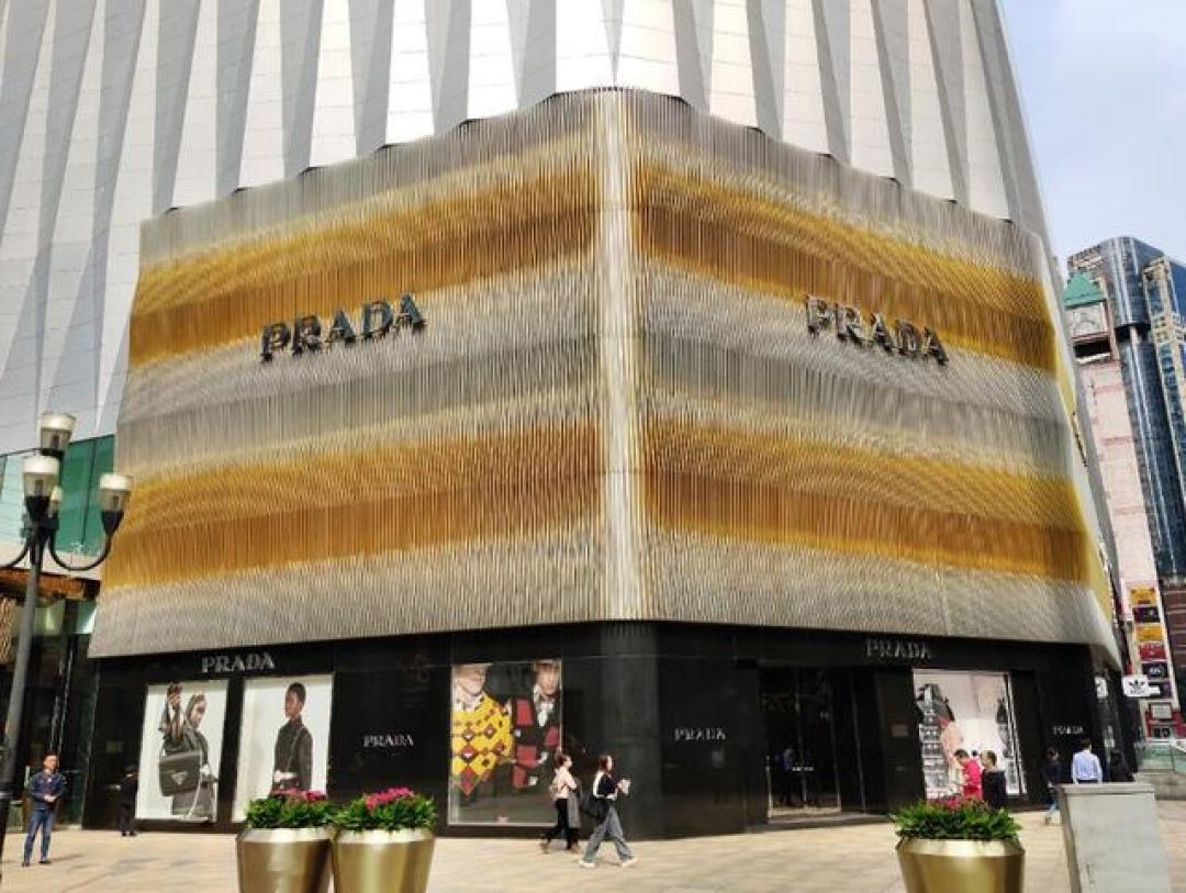 五年七顶流接连翻车!Prada代言魔咒背后:违约金竟成新业务线?