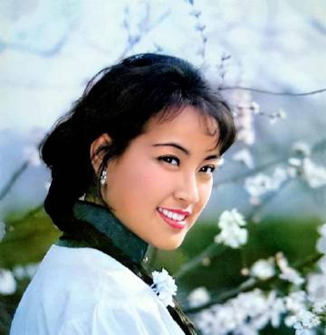 74岁刘晓庆首尝美甲选翡翠绿,竟为还原慈禧护甲姿态?