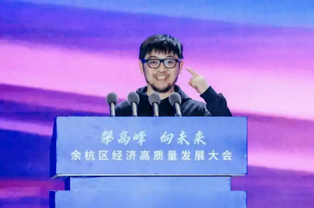 灵伴科技创始人跟王坚院士打赌：AR眼镜哪年会取代手机
