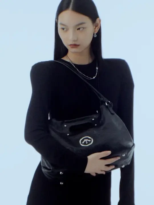 经典结构注入洒脱灵魂，于风格间透现独特格调。
SOFT CARRY TOTE 经典黑M，皓月白M/L
3月14日上市，敬待探索。 
（皓月白为门店限定，欢迎前往线下门店选购） 
#GROTTO个乐  