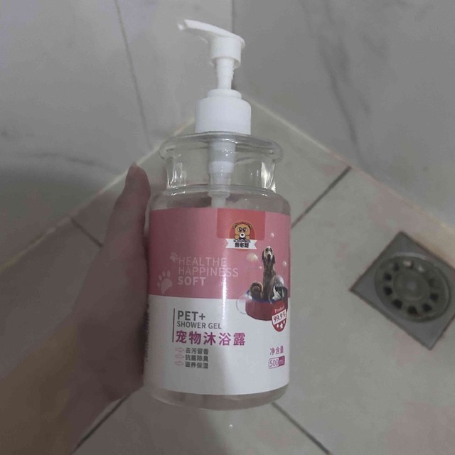 狗狗也需要洗澡哟，狗狗洗澡的时候也需要用沐浴露。