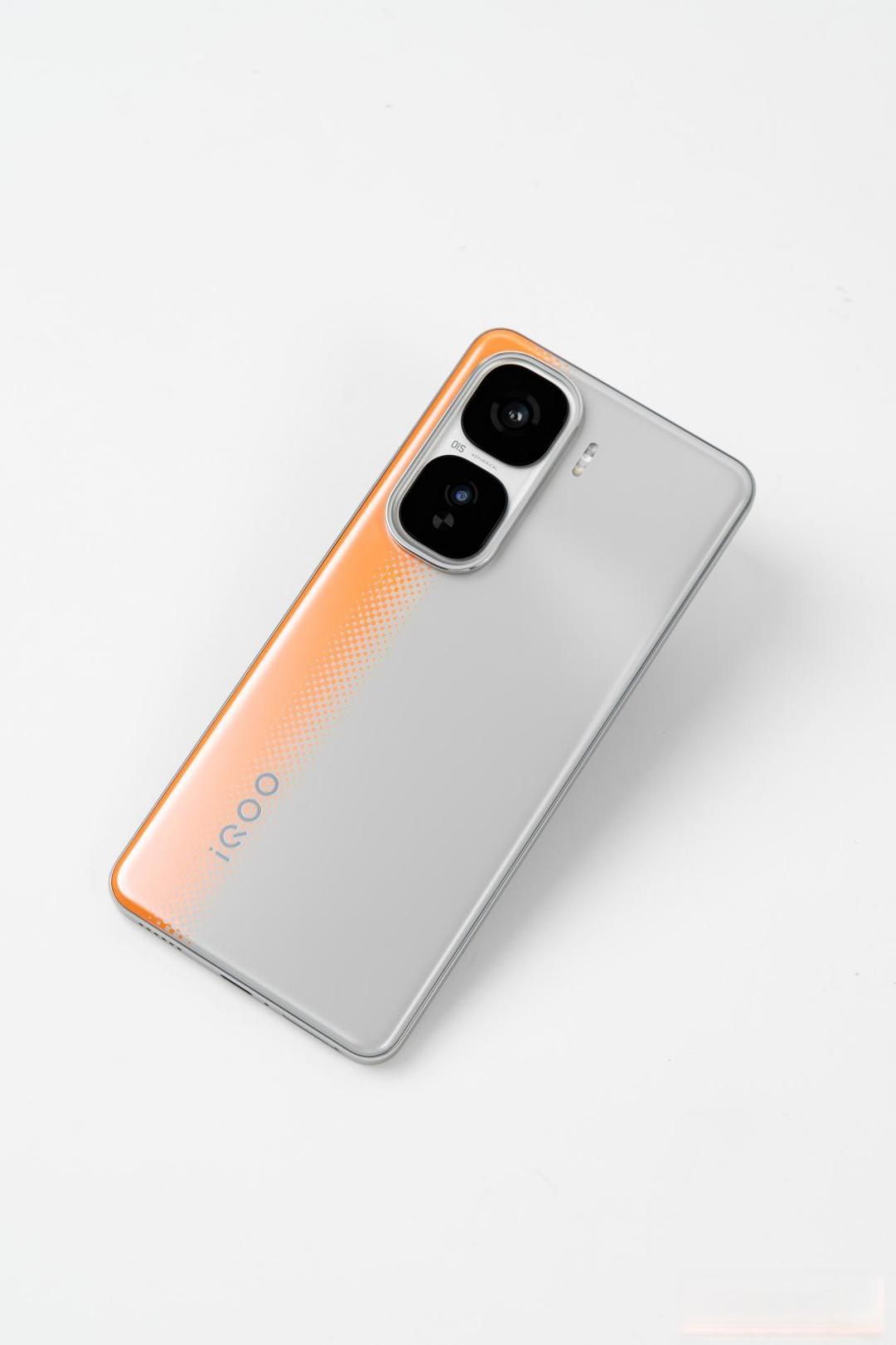 iQOO Neo9高配版选购攻略:骁龙8 Gen2+1TB存储,三大维度教你捡漏真香机