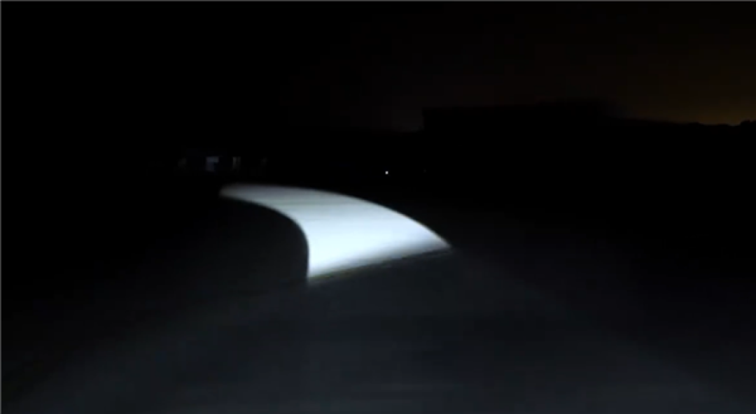 把光铺路上 问界M9用上华为车语系统2.0:夜间行车更安全