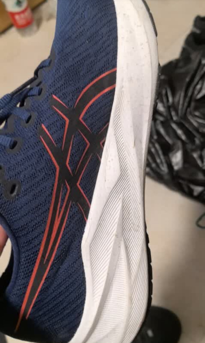 亚瑟士跑鞋