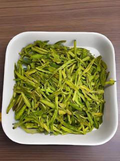 乌牛早的龙井，颜色明显偏绿，茶味豆香不明显