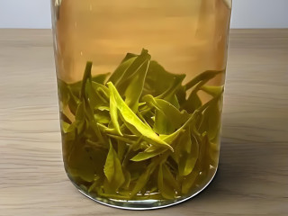 乌牛早的龙井，颜色明显偏绿，茶味豆香不明显
