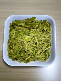 乌牛早的龙井，颜色明显偏绿，茶味豆香不明显