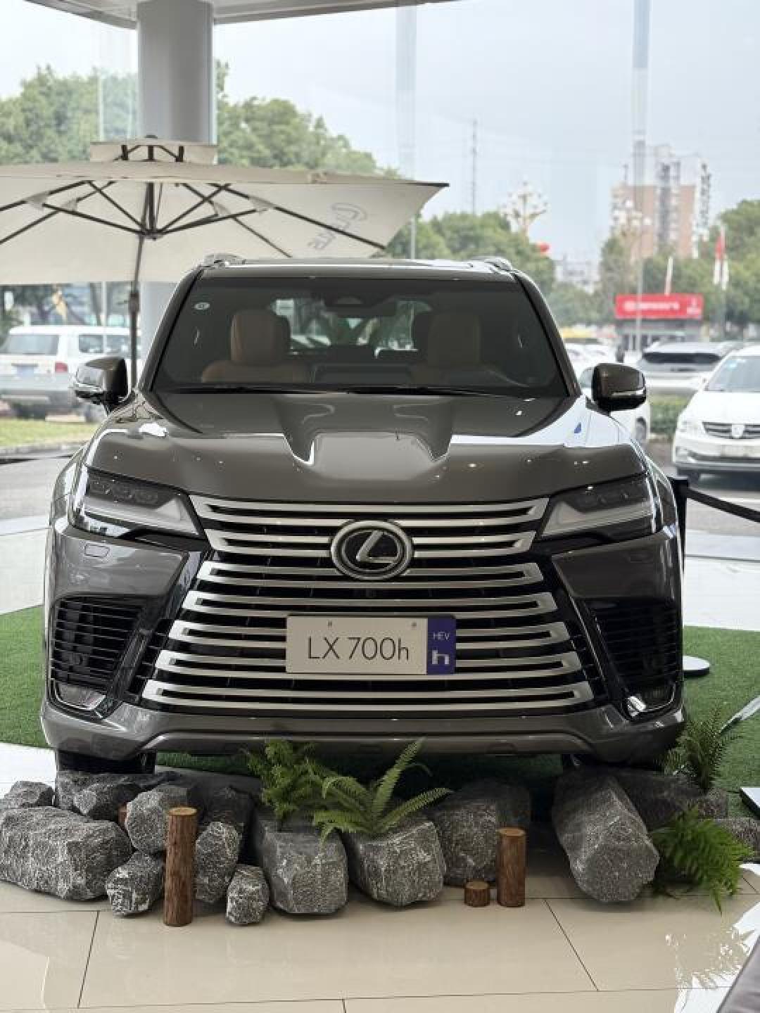 雷克萨斯LX700h:3.5T混动+三把差速锁,豪华与野性如何兼得?