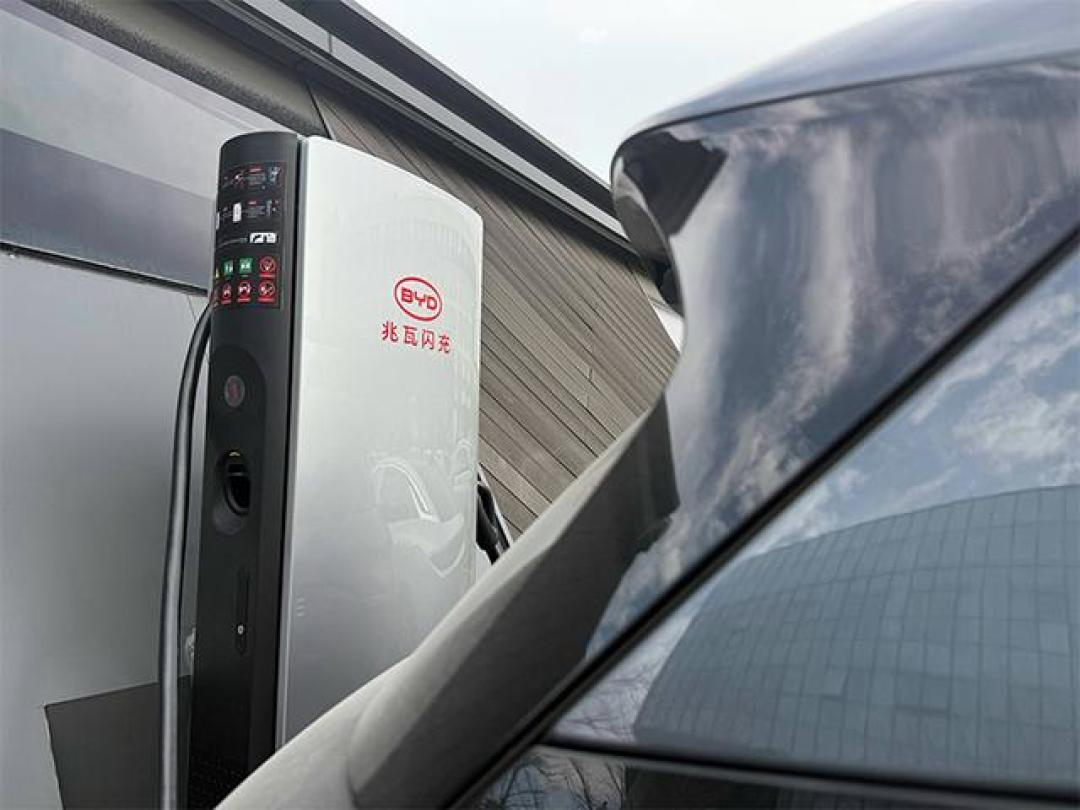 比亚迪1000kW闪充对决蔚来换电:5分钟补能谁主未来?