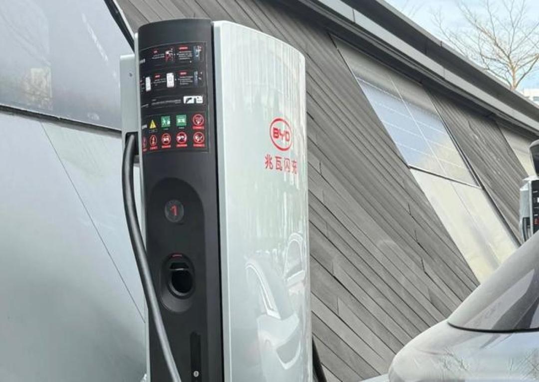 比亚迪1000kW闪充对决蔚来换电:5分钟补能谁主未来?
