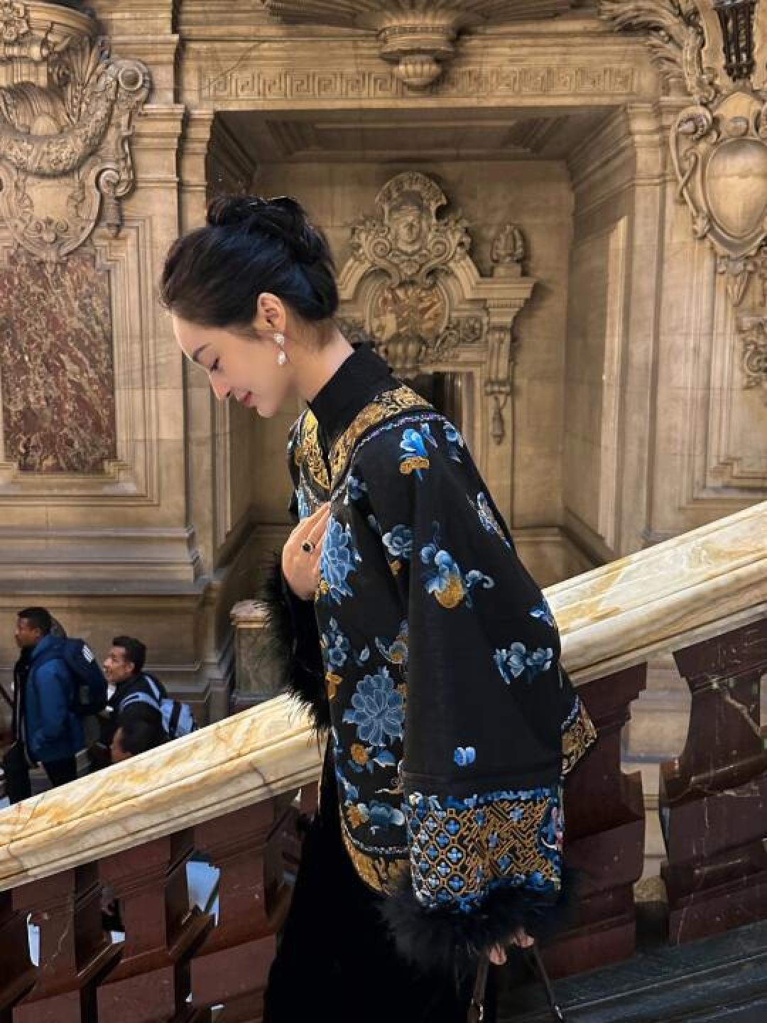 当马面裙摇曳卢浮宫:东方花信风穿过巴洛克穹顶