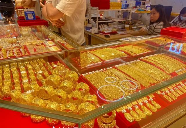 深圳水贝金价狂飙破700元！消费分化、政策加码下如何破局？