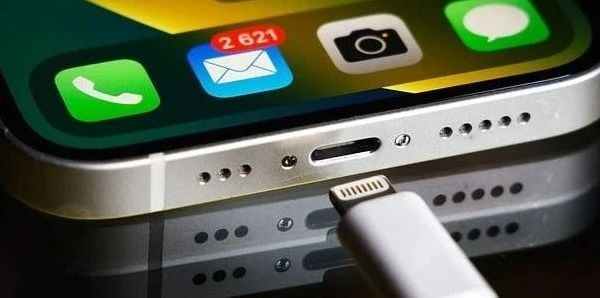 iPhone 的 USB-C 接口还能这样用？你可能一直低估了它的强大！