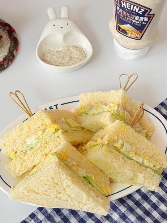 简单易上手！这个黑松露鸡蛋黄瓜三明治好吃