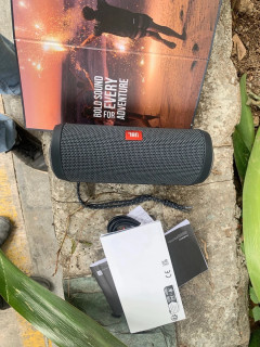 JBL FLIP ESSENTIAL 无线蓝牙音箱：音乐随行，品质生活从此开始

