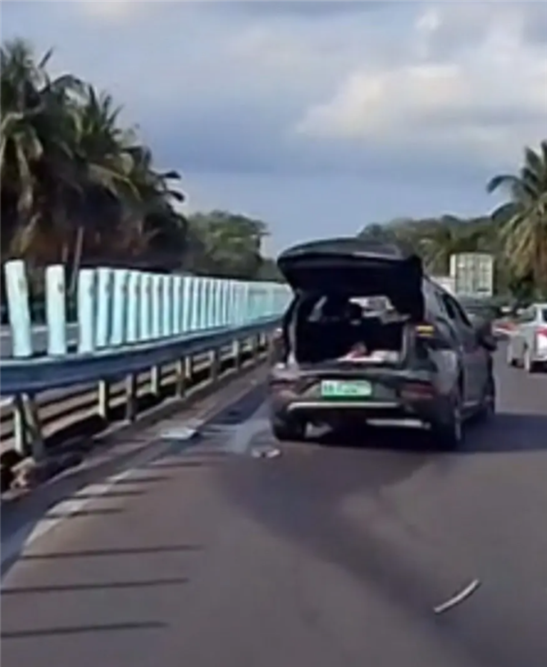 真公路坦克!比亚迪唐高速追尾半挂车后翻滚 一车4人全身而退