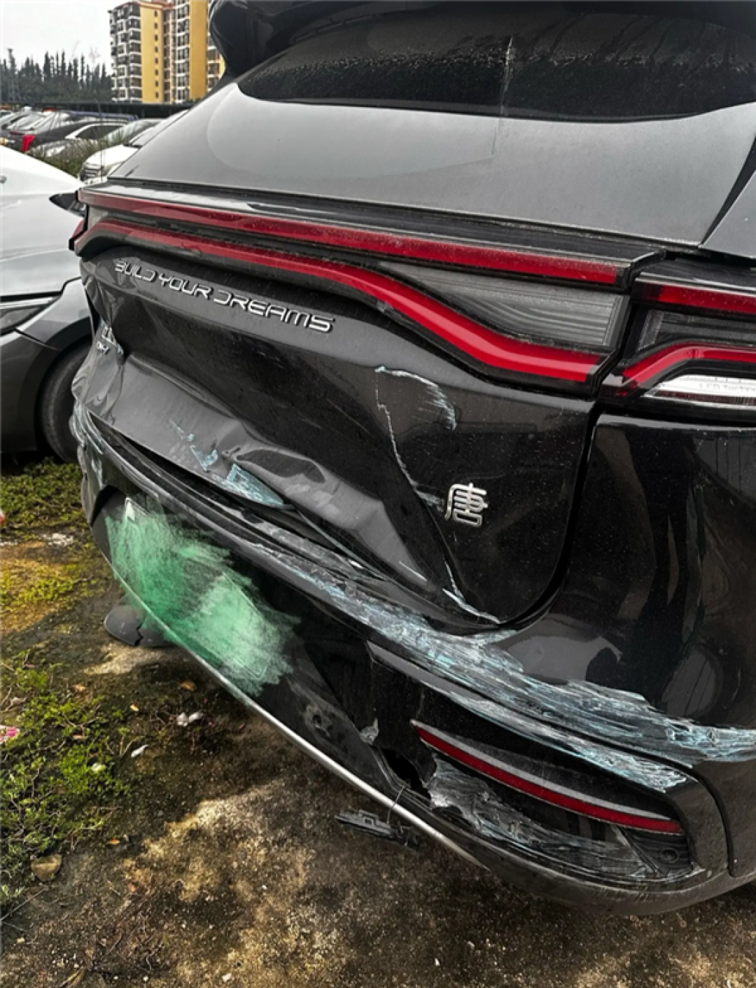 真公路坦克!比亚迪唐高速追尾半挂车后翻滚 一车4人全身而退