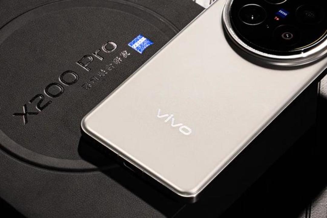 vivo逆袭登顶:小屏旗舰背后的冷门突围与高端困局