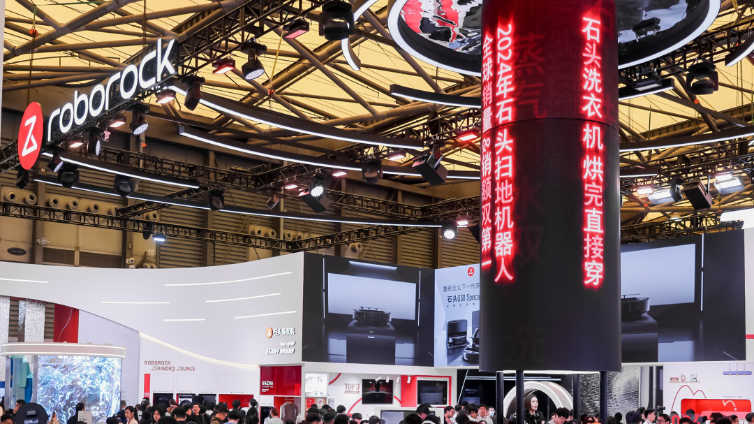 AWE 2025|仿生机械手现场打碟,首发全链0缠绕吸尘新品!石头科技爆款新品齐亮相