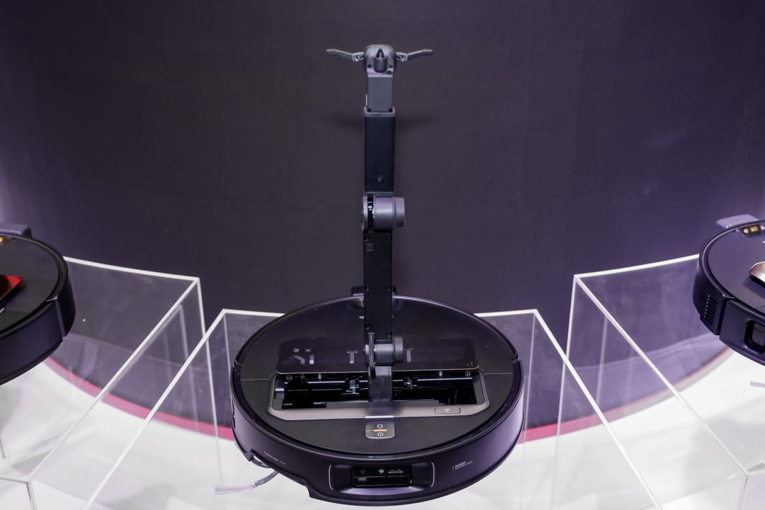 AWE 2025|仿生机械手现场打碟,首发全链0缠绕吸尘新品!石头科技爆款新品齐亮相