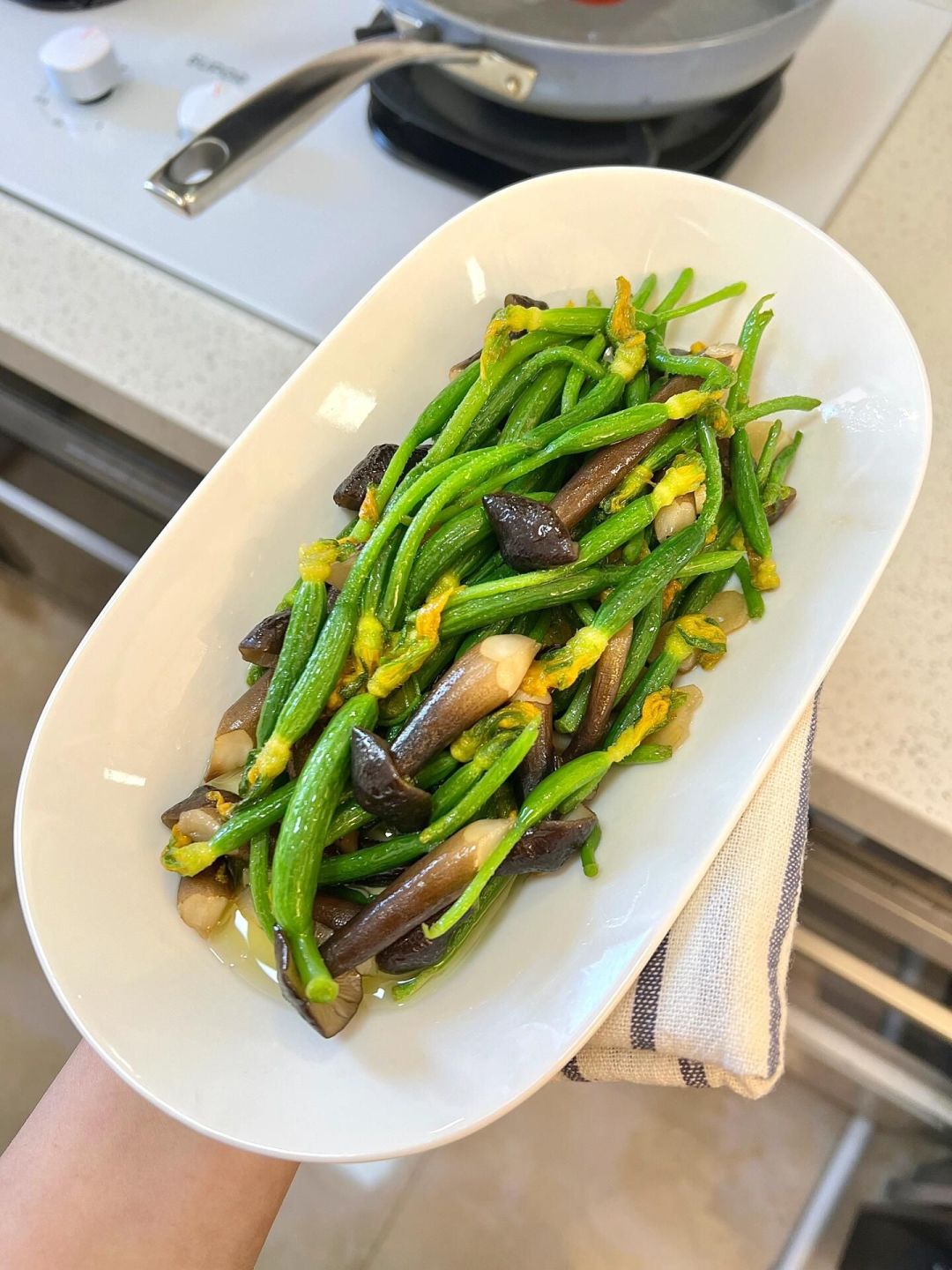 发现一个春日神仙吃法,黄瓜芽的清新脆嫩,撞上鸡枞菌的肥美鲜甜