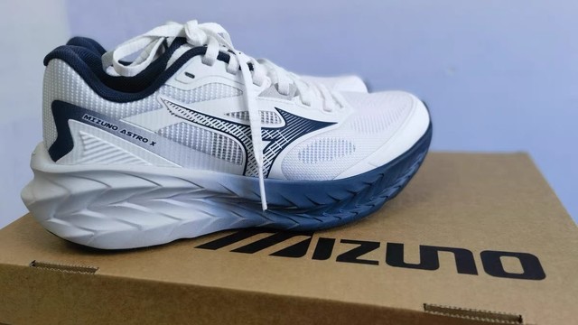 Mizuno ASTRO X：厚底缓震慢跑鞋，舒适与性能兼具 