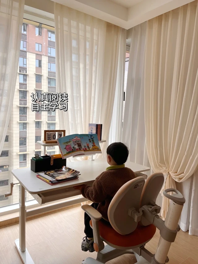 中古小家的学习角落都有什么？儿子今年4岁啦，开始上幼儿园为了培养他自主学习的习惯，在阳台搭建了一个学习角落，这样大人也能随时观察他的动向。放的是学而不凡的T2大白桌和S6学习椅S6学习椅18厘米联动追
