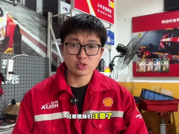 🚗刹车油3年不换=刹车失灵！🎉更换刹车油全过程：
1️⃣用专业的设备检测刹车油含水量，已达更换标准。
2️⃣拧开刹车油盖，拆下刹车油杯滤网，清洗滤网上的油泥。
3️⃣不光滤网要洗干净，刹车油盖也要清洗